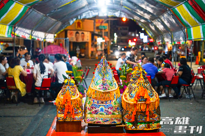 中元普渡结束后，信眾在神明庇佑下分享「平安宴」，吃一顿保平安，吃一席古早人情味。(摄影/Cindy Lee)