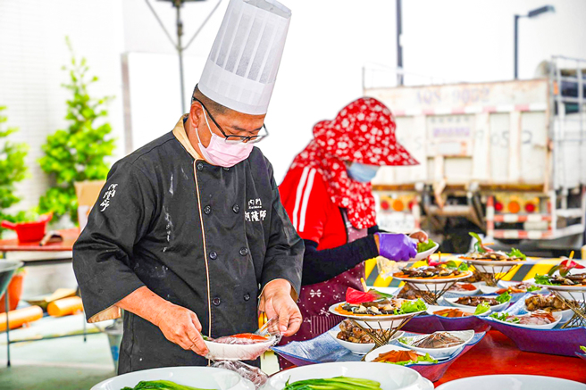 普渡办桌菜肴多选择不易变质的油炸或羹汤菜式，除较易保留新鲜度外，摆盘也十分讲究。(图片提供/阿隆师)