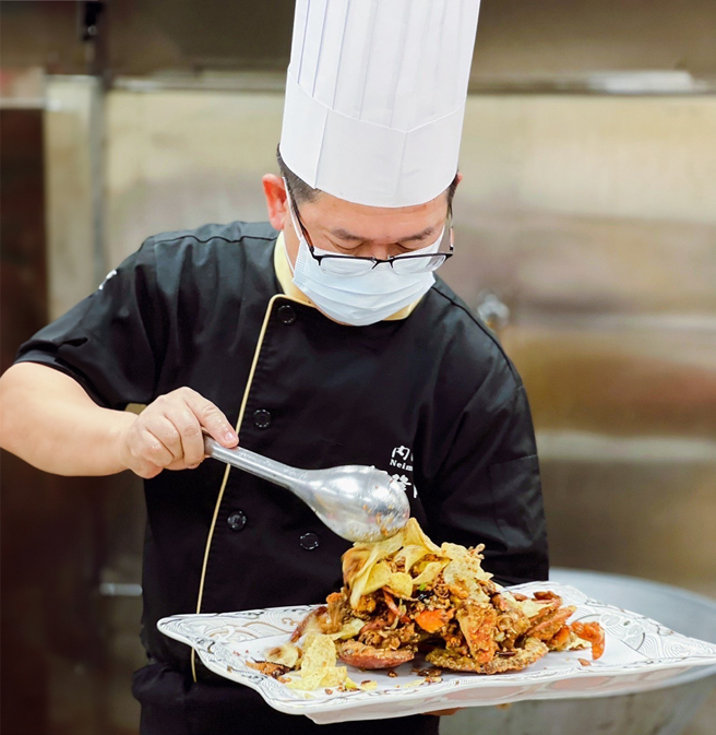 人称「阿隆师」的内门总舖师汤富隆，擅长各式办桌外烩，至今已办过上千场办桌。(图片提供/阿隆师)