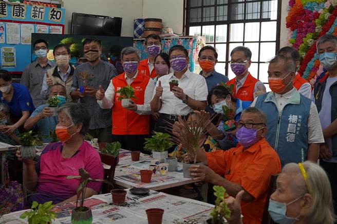 行政院长陈建仁（左四）到横山日照中心参访，并带来公费肺炎链球菌疫苗扩大至65岁以上长者的好消息。（新竹县府提供／邱立雅竹县传真）