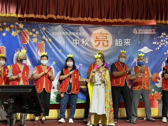 华山基金会8日在后龙镇台湾水牛城陪孤老提前过中秋。（华山基金会提供／谢明俊苗栗传真）