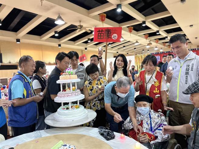 华山基金会8日在后龙镇台湾水牛城陪孤老提前过中秋。（华山基金会提供／谢明俊苗栗传真）