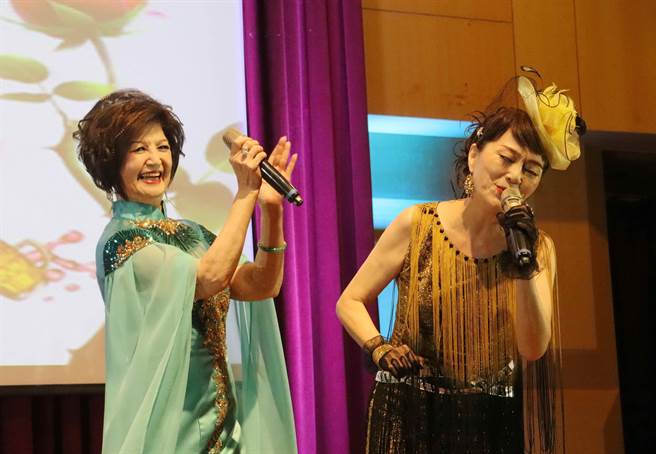 由蔡衍明爱心基金会、中国时报、嘉义市政府共同举办的「让爷奶成为心中的宝」音乐会，今下午嘉义市再耕园登场，多组实力派歌手轮番演出，看得台下观眾如痴如醉、拍手叫好。（吕妍庭摄）