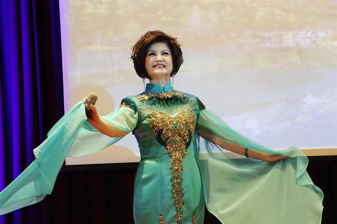 蔡衍明爱心基金会、中国时报、嘉义市政府共同举办的「让爷奶成为心中的宝」音乐会今在嘉义市再耕园登场，实力派歌手黄金莲唱作俱佳，博得满堂彩。（吕妍庭摄）