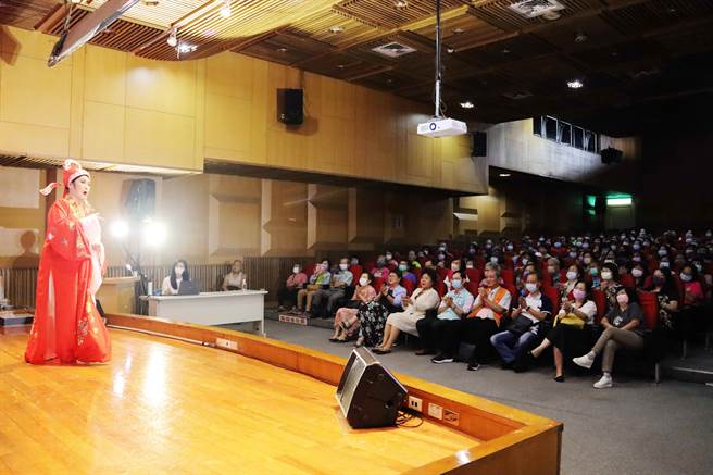 由蔡衍明爱心基金会、中国时报、嘉义市政府共同举办的「让爷奶成为心中的宝」音乐会，今在嘉义市再耕园登场，台下观眾看得如痴如醉、拍手叫好，现场气氛相当嗨！（吕妍庭摄）