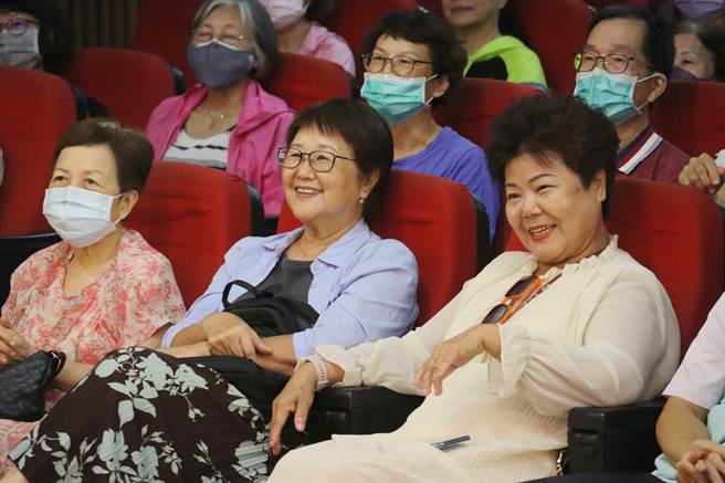 由蔡衍明爱心基金会、中国时报、嘉义市政府共同举办的「让爷奶成为心中的宝」音乐会，今在嘉义市再耕园登场，台下观眾看得如痴如醉、拍手叫好，现场气氛相当嗨！（吕妍庭摄）