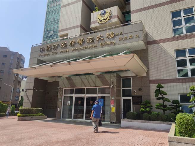 在脸书有16万粉丝的红豆妹（阿豆），因有收业配，其母亲在桃园市刑警大队人事室任职侦查佐，人事室上月底发函给铨叙部确认是否违反兼差等相关规定。（赖佑维摄）