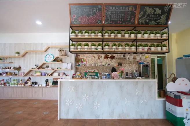 曙光玫瑰庄园大厅空间展售许多食用玫瑰的产品。（摄影：陈志东）
