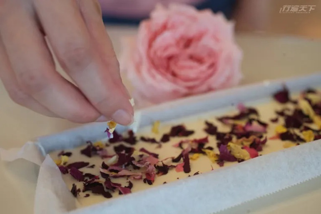 人数与时间充足的话，可以预约导览加玫瑰花瓣巧克力手作体验。（摄影：陈志东）
