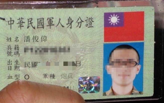 「潘班长」以LINE订购月饼的文字内容，收据抬头写「大林精北基地（陆军第58指挥部炮二连）」，更附上军职证明文件等。（取自业者脸书∕吕妍庭嘉义传真）