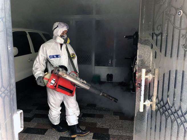 台南市登革热今天新增279例确诊，累计病例数达4982例，登革热防治中心持续派员喷药灭蚊。（登革热防治中心提供／洪荣志台南传真）