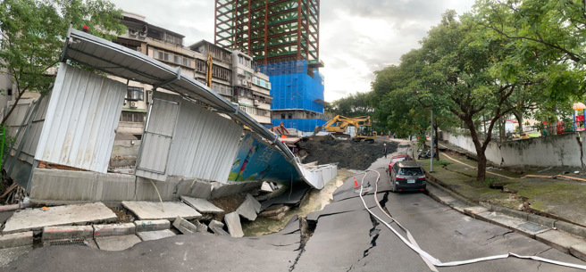 基泰大直建案疑施工不慎，连续壁倒塌，导致附近道路、民宅下陷。(图／邓博仁摄)