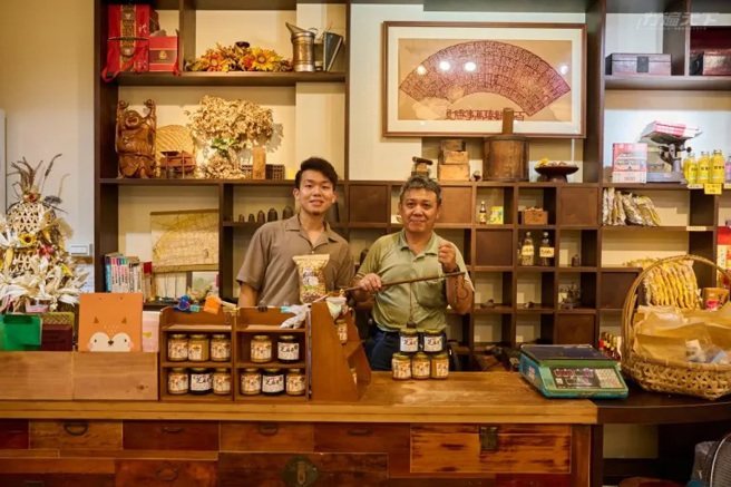 老店第三代传人董建志与儿子董耀鸿，携手让家传祖业的购物空间更敞亮舒适。（图／行遍天下提供）