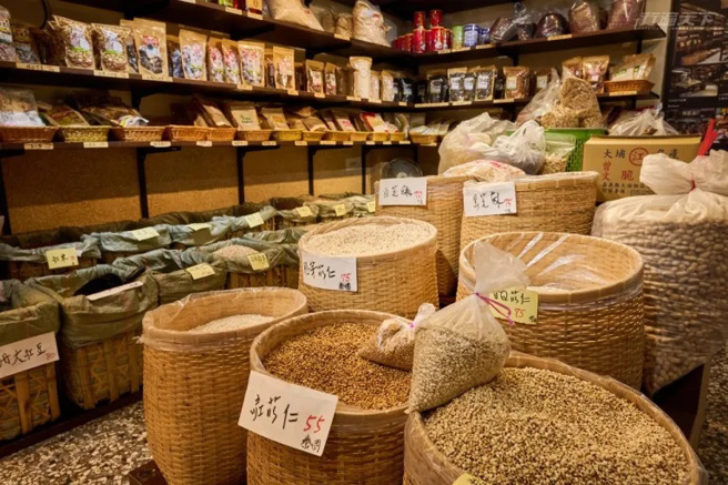 永昌行用传统竹篮展售散装谷物。（图／行遍天下提供）