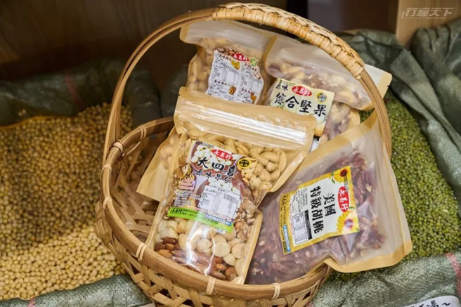 永昌行严选新鲜果仁自行烘焙，招牌大四喜原味果乾、自制花生酱与芝麻酱都是热卖商品。
（图／行遍天下提供）