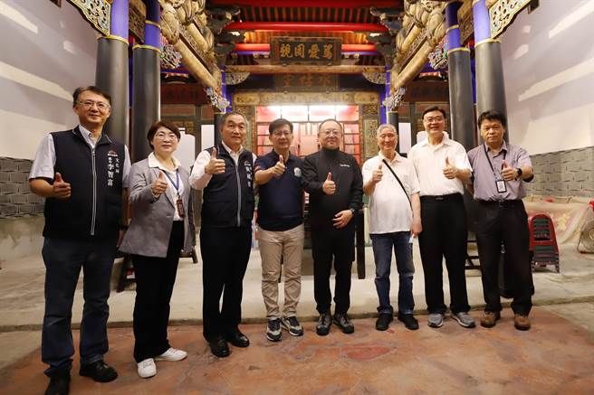 文化部長史哲（右4）、立委張廖萬堅（左4）、台中市副市長黃國榮（左3）視察張廖家廟 。（文資局提供／陳淑芬台中傳真）