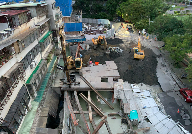 台北市中山区大直街94巷民宅，7日晚间8时许惊传下陷，该民宅一楼遭「吞掉」。市府动员多名作业人员持续抢救中。（邓博仁摄）