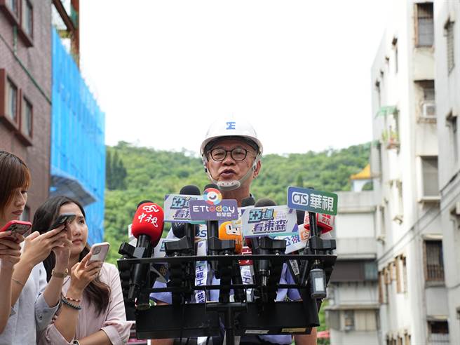 台北市结构工程工业技师公会理事长徐茂卿表示，截至今(8)日下午3时许，已对塌陷工地现场回填约1600立方公尺的混泥土，盼能在周日(10日)前将现场填平，把灾害影响降到最低。(黄敬文摄)