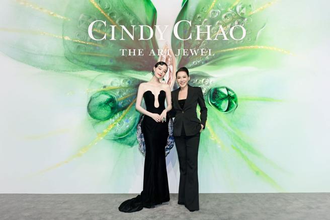 赵心绮与CINDY CHAO品牌大使倪妮合影，倪妮低胸礼服礼服的细节融入蝴蝶的设计元素。（CINDY CHAO提供