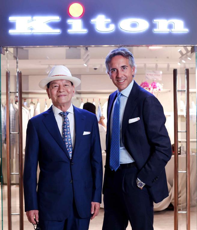 为庆祝Kiton丽晶精品店开幕，世新国际董事长郑薛智与亚洲区营运总监Raffaele Nigro在店前合影。（陈俊吉摄）