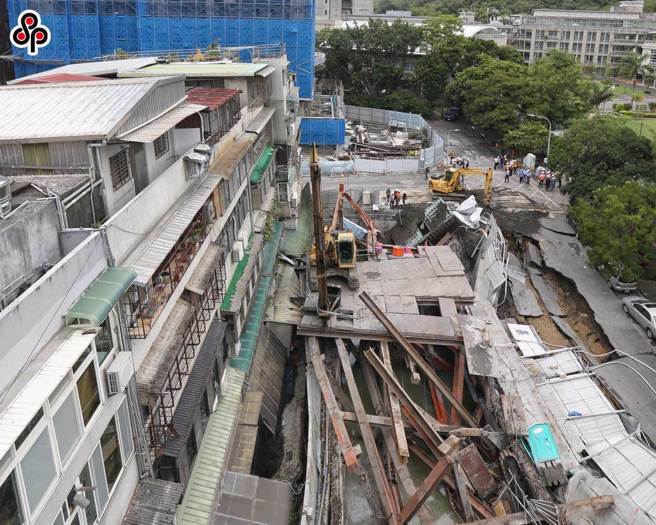 台北市大直街94巷弄內民宅因工地施工嚴重傾斜，台北市議員林延鳳批評，調閱查驗紀錄時北市一字不給，嚴重懷疑是「稽查不力還蓋牌」。（杜宜諳攝）