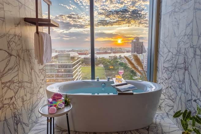 「甜睡时光」住房专案，预订即享LUSH「甜睡云朵」礼盒1盒、洲际永续收纳盒、主题特调2杯、纯素迎宾西点，以及「慈善爱心润肤芭」1颗。（高雄洲际酒店提供）