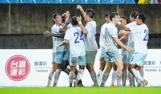 中华男足靠白劭宇（左一）在补时阶段攻入绝平进球，以1比1逼和菲律宾。（中华足协提供／李弘斌高雄传真）