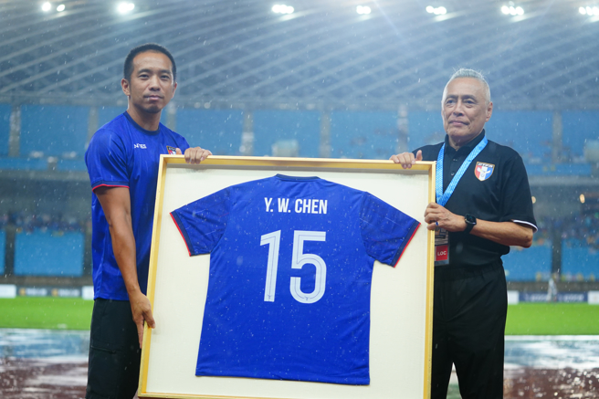 中华足协为前国脚陈毅维（左）举办引退仪式，由理事长王麟祥颁发其15号球衣匾额。（中华足协提供）