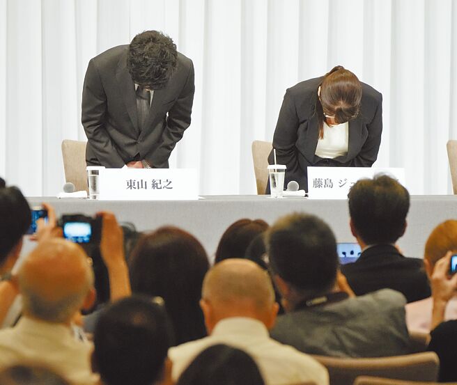 东山纪之（左）、藤岛茱莉景子昨鞠躬向受害者道歉。（美联社）