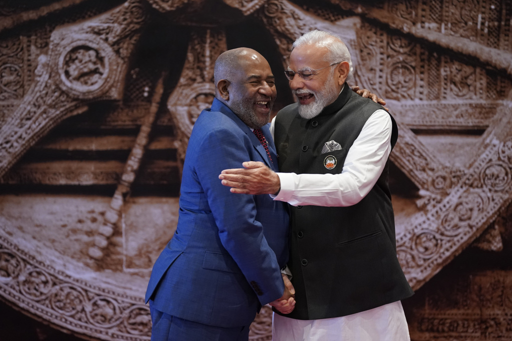 印度总理莫迪热情拥抱宣布非盟主席阿济利，并宣布正式将非盟纳入G20成员。（美联社）(photo:ChinaTimes)