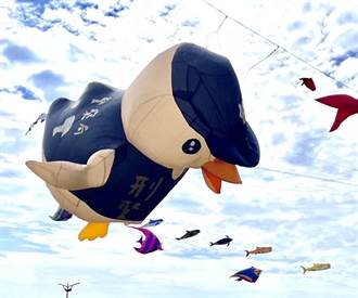 竹市警「刑事一鴿」巨型風箏帥氣升空 小朋友一看竟喊：有鴨子