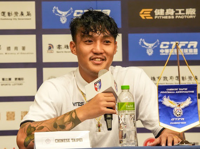 白劭宇上唇留起了鬍子，看起来成熟稳重不少，在赛后记者会欣喜分享进球的心情。（中华足协提供）