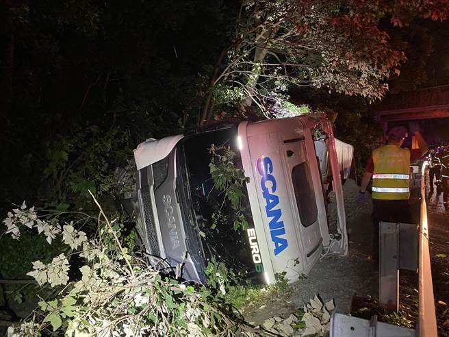 国道3号南下65.2公里大溪路段，9日凌晨发生联结车衝下高速公路边坡事故。（翻摄照片／蔡明亘桃园传真）