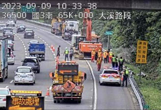 国3大溪路段9日发生联结车翻覆事故，现场占用外侧车道与路肩，目前正以拖吊车处理中，并出动怪手清理土方。（翻摄国道即时影像）