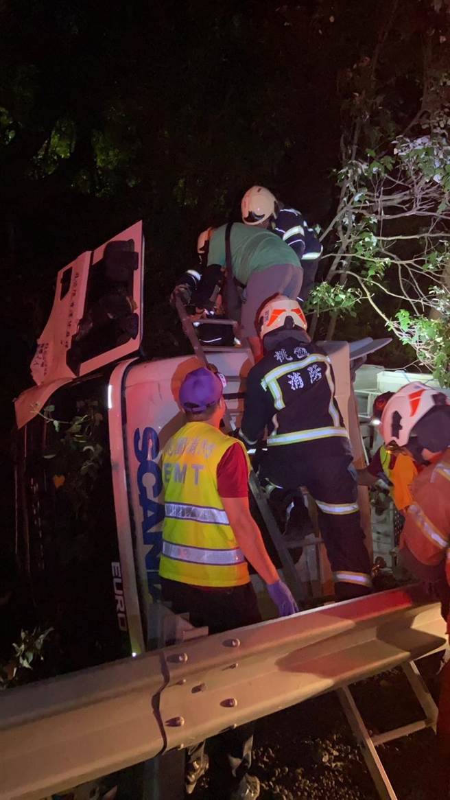 国3南下65.2公里大溪路段，9日发生联结车衝下高速公路边坡事故，驾驶轻伤送医。（翻摄照片／蔡明亘桃园传真）