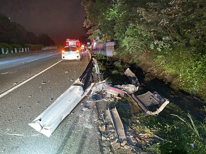 国道3号南下65.2公里大溪路段，9日发生联结车衝下边坡事故，护栏遭撞坏。（翻摄照片／蔡明亘桃园传真）