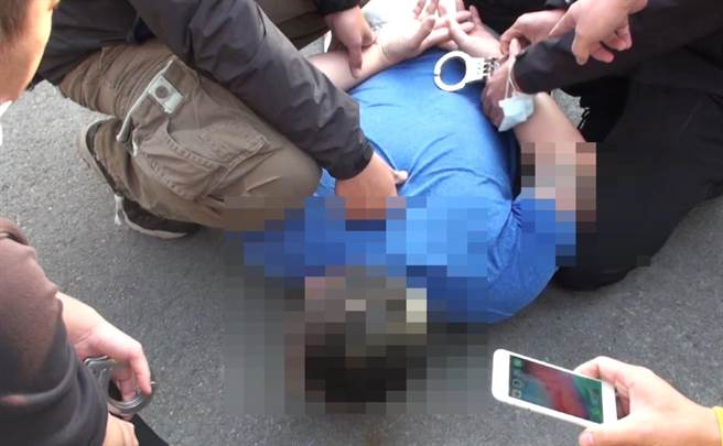 警方当天获报于南屯区追捕22岁林嫌，当时他疑已交易毒品完毕准备开车，员警将他自车内拉出、压制在地及逮捕。（台中市警察局提供／张妍溱台中传真）