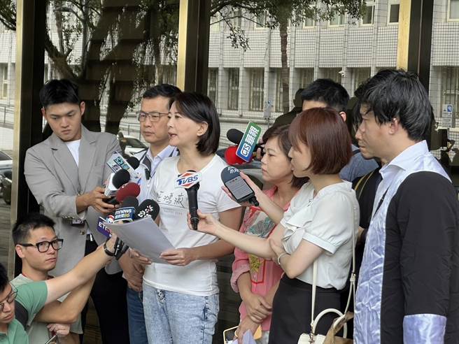 王鴻薇與立法委員參選人羅智強、台北市議員游淑慧今上午前往台北地檢署，針對基泰建設在中山區大直的建案施工不慎，造成鄰近民宅傾斜下沉，當地眾多受災戶無家可歸，向台北地檢署告發建案業者基泰建設。（立委王鴻薇辦公室提供／陳薏云台北傳真）