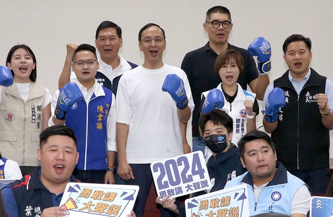 国民党9日在党中央举行「2024总统及立委选举全国青年助讲团」成立记者会，将于选举期间深入全国各地，替国民党发声造势，党主席朱立伦（中）和副主席连胜文（后右）和各县市40岁以下青年民意代表、青年组织干部戴上拳击手套，宣示要打垮民进党政府的种种烂政，在明年选举下架民进党。（赵双杰摄）
