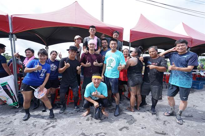 斗苑休閒农业区发展协会理事长谭国丰（中间排右5）表示，一开始只是几位在地农村大叔为了圆在田里打排球的梦，没想到越打越有趣，从第1年4个队伍报名，到现在已经扩展到现在16队。（吴建辉摄）