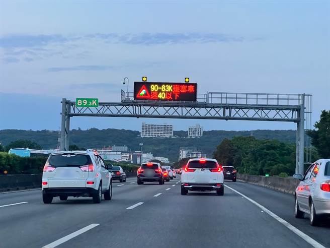 国道1号是新竹县市往返竹科的重要路廊，上下班尖峰时刻尖峰已是家常便饭。（本报资料照）