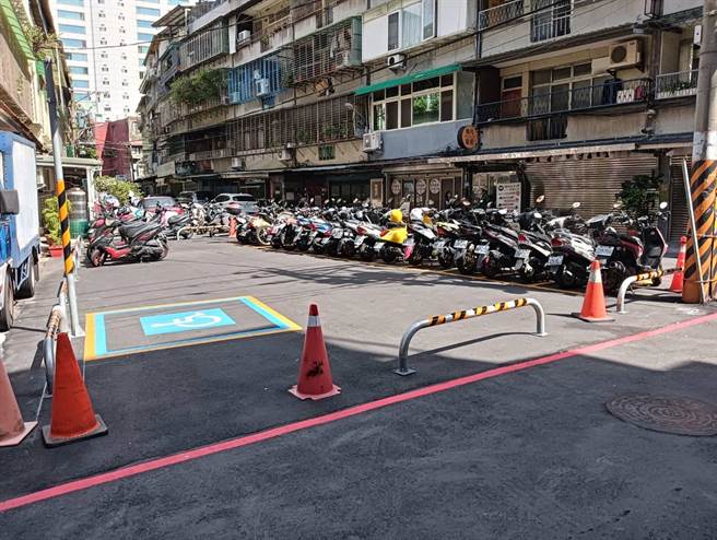 原本遭占用的閒置公有地，经重新规画后，设置机车停车格公周边民眾使用。（工务局提供）