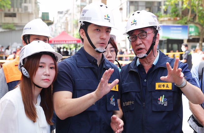 台北市中山区大直街「基泰大直」工地发生重大公安事故，造成邻近民宅严重龟裂下陷，9日施工单位展开回填作业，台北市长蒋万安（中）、副市长李四川（右）上午再度到现场视察。（季志翔摄）