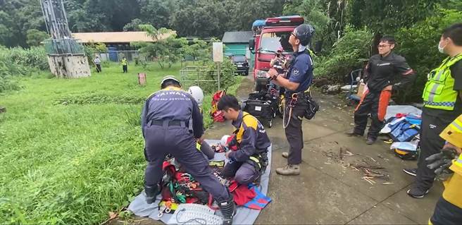 嘉义县消防局人员在现场展开抢救。（读者提供／廖素慧嘉县传真）