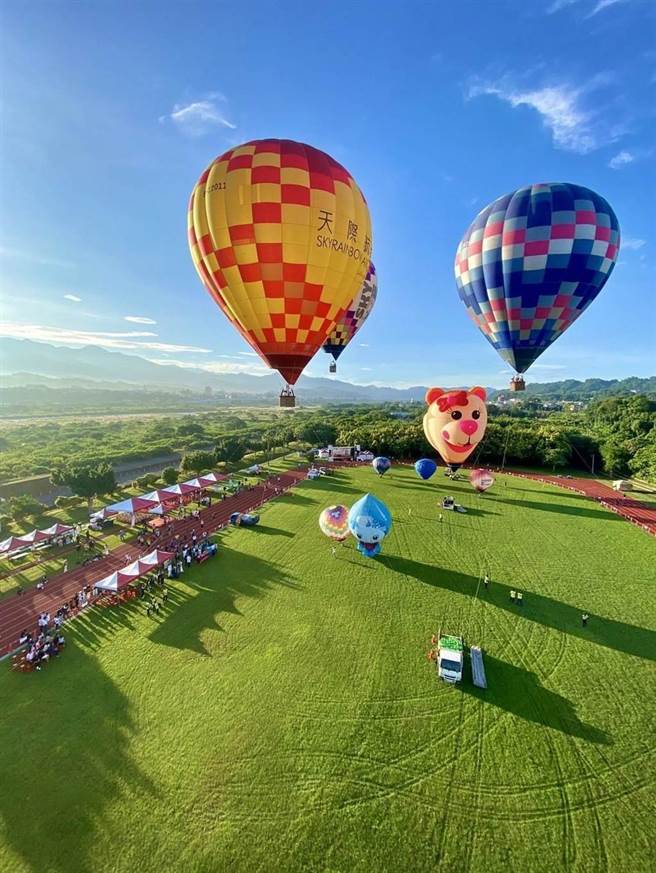 台中石冈热气球嘉年华活动9日、10日两天再度登场，蓝天白云，热气球缤纷起飞。（石冈区公所提供／张妍溱台中传真）