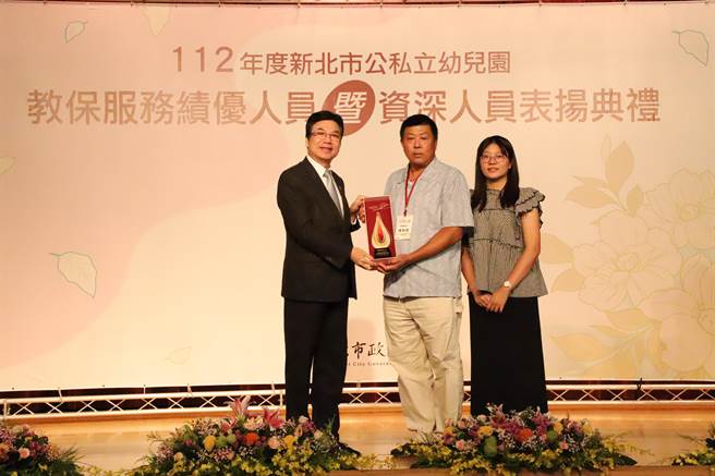 泰国小附设幼儿园厨工陈勃宏（中），虽是重度聋哑人士，但他时时精进自我厨艺，以专业厨艺守护园内近200名师生的营养健康，获得绩优人员殊荣。女儿陈璇钰（右）陪同出席领奖。（陈慰慈摄）