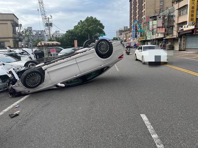 8旬翁开车上路，闯红灯撞飞骑士波及4轿车，自己也四轮朝天。(翻摄照片／蔡依珍桃园传真)