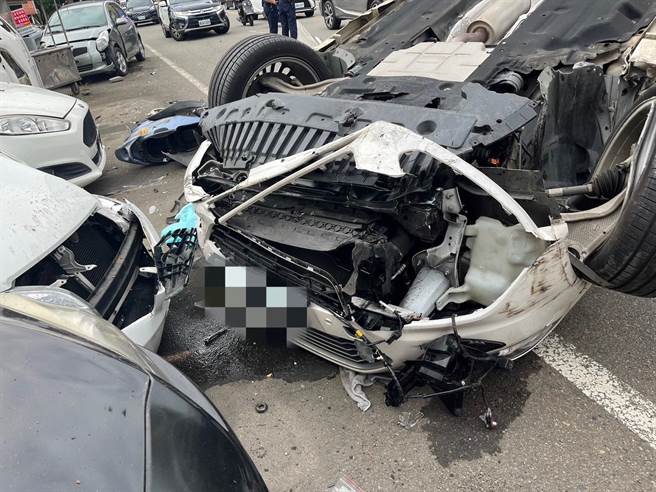 8旬翁开车上路，闯红灯撞飞骑士波及4轿车，自己也四轮朝天。(翻摄照片／蔡依珍桃园传真)