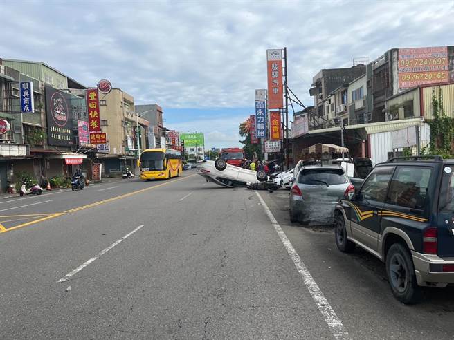 8旬翁开车上路，闯红灯撞飞骑士波及4轿车，自己也四轮朝天。(翻摄照片／蔡依珍桃园传真)