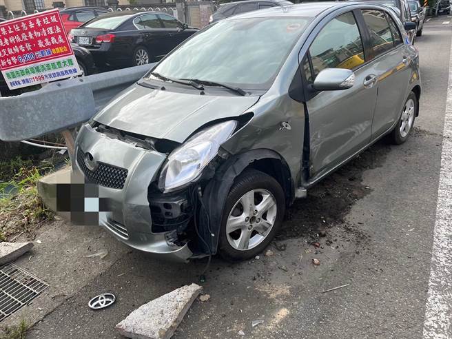 8旬翁开车上路，闯红灯撞飞骑士波及4轿车，自己也四轮朝天。(翻摄照片／蔡依珍桃园传真)